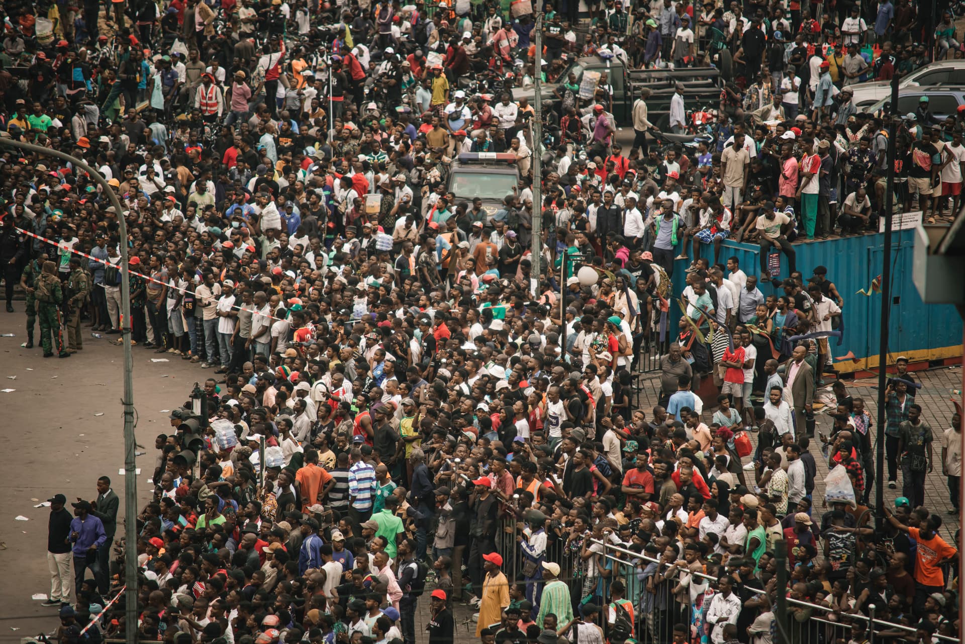 Une foule immense massée dans une rue de Kinshasa