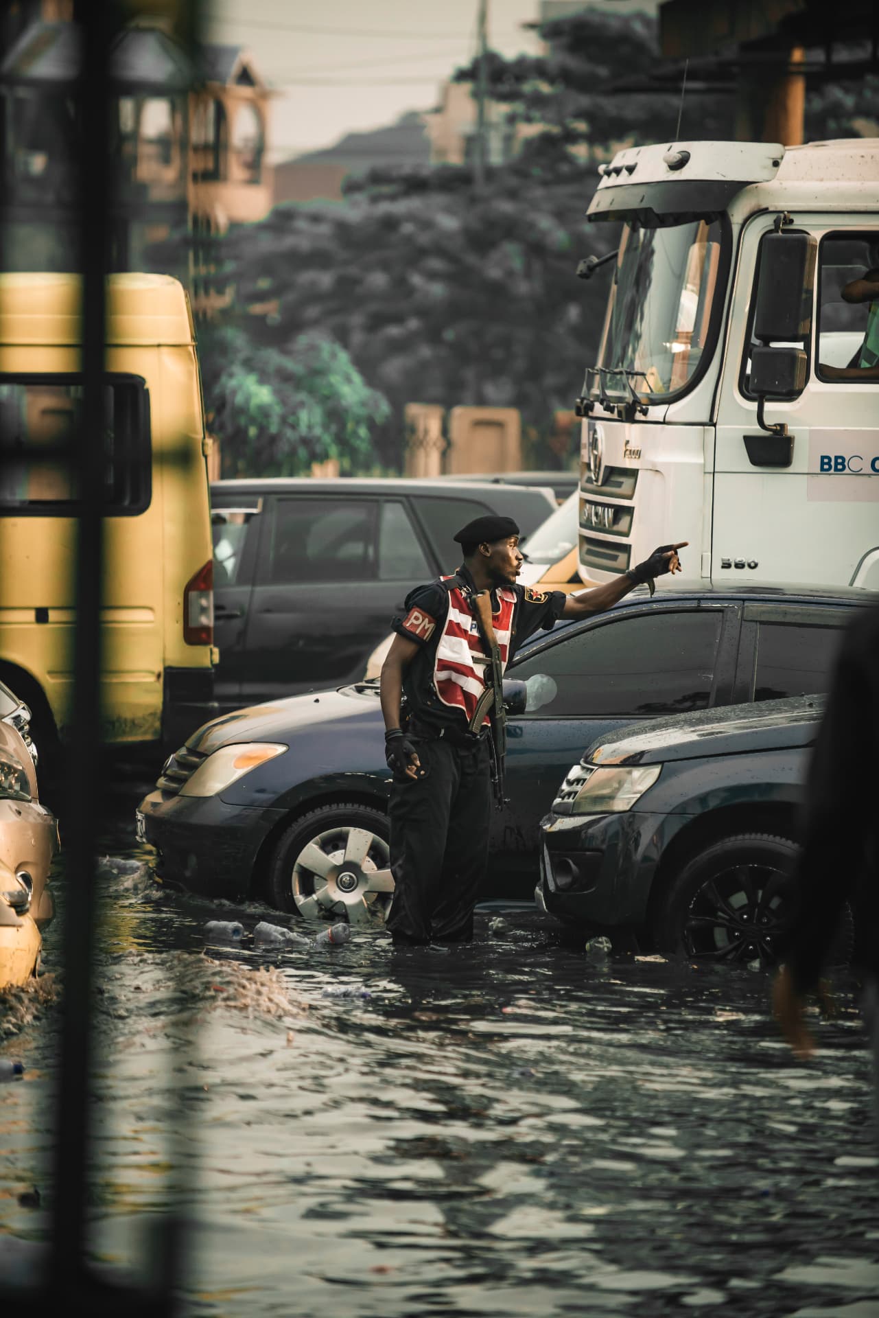 Un agent dirige la circulation au milieu d une chaussée inondée