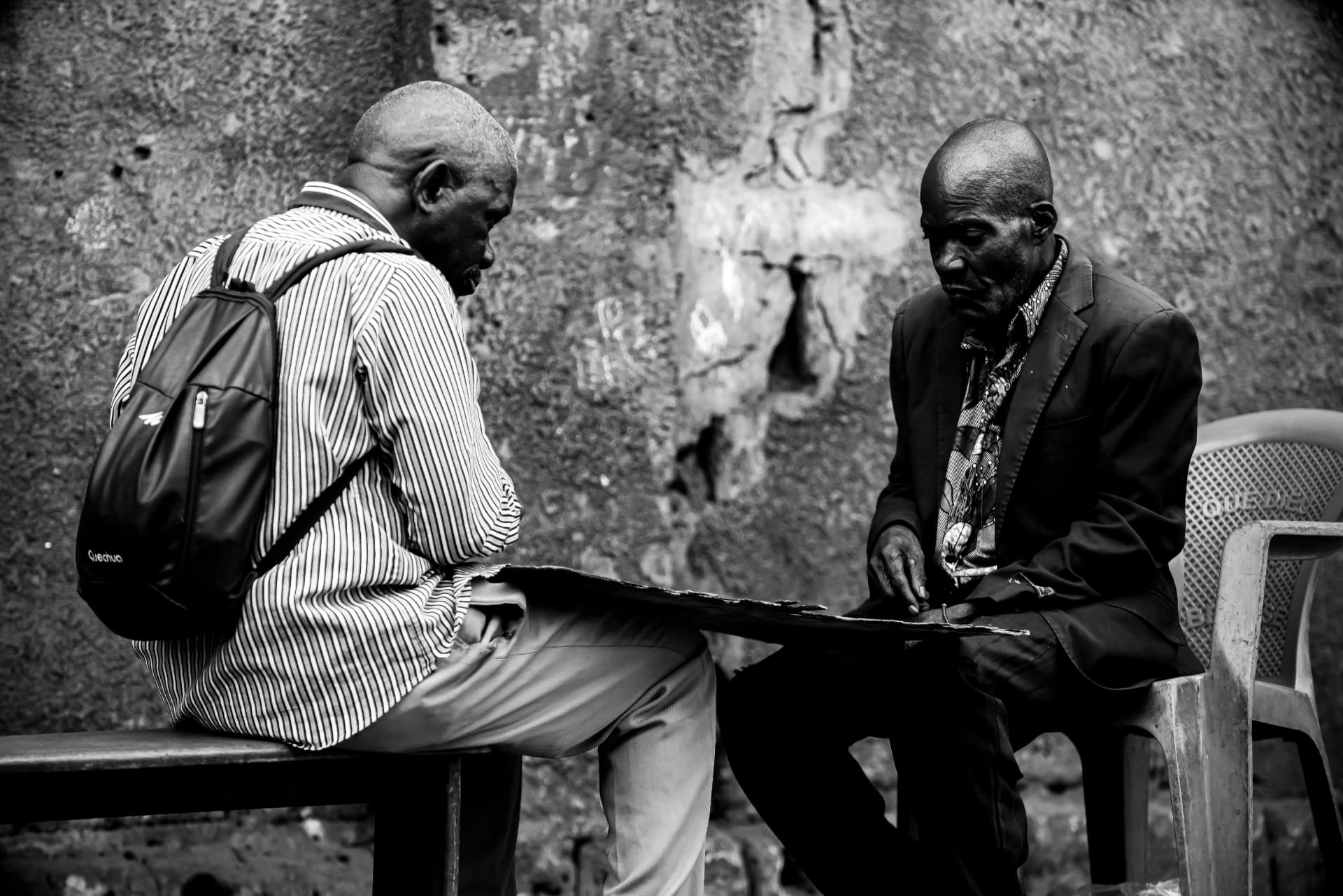 Deux hommes jouant aux dames dans la rue, Kinshasa